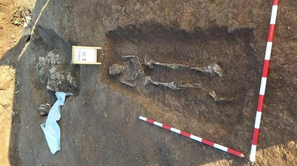 Una de las tumbas halladas en El Torbiscal durante las obras del cruce de la carretera Nacional IV con la A-471