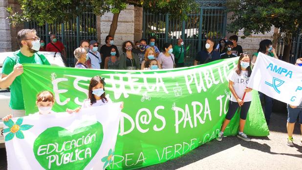El cierre de la Institución Provincial en Cádiz se consuma entre protestas de los padres