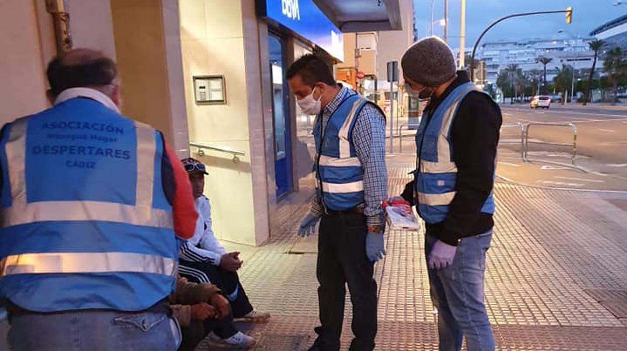 Voluntarios de Despertares repartiendo alimentos a personas sin hogar durante el confinamiento.