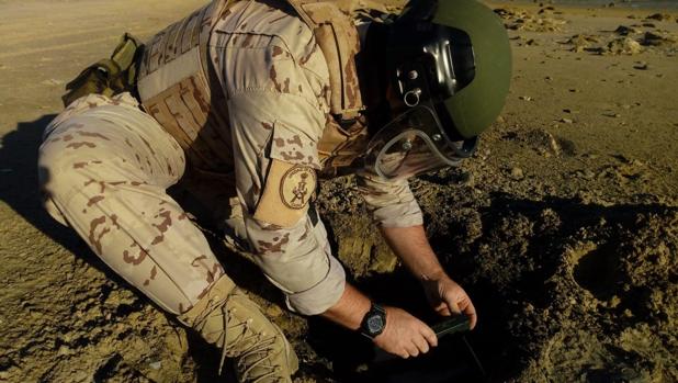 Desactivan una granada de mortero en la playa de Camposoto