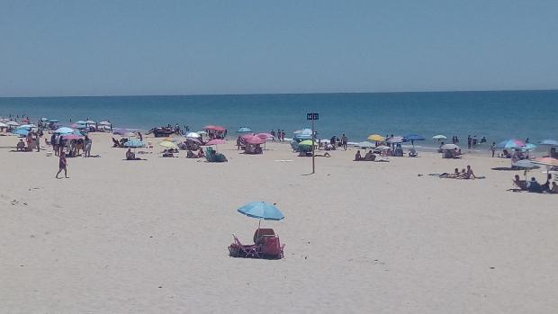 Las playas de Sancti Petri y La Barrosa superan el aforo permitido