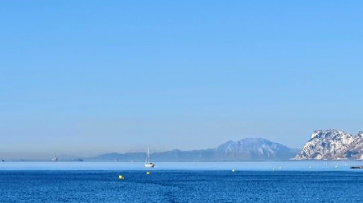 Ecologistas alertan de la contaminación de tres buques perforadores fondeados cerca de Gibraltar