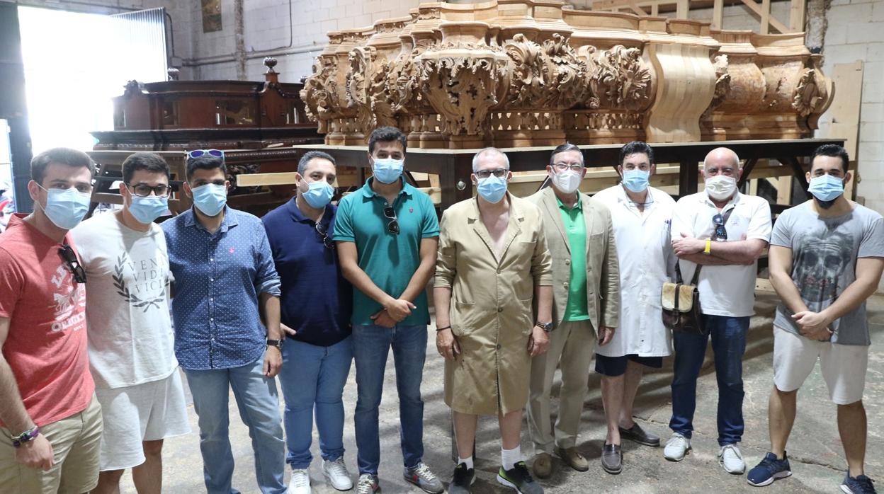 Representantes de la cofradía gaditana en el taller de Sevilla.