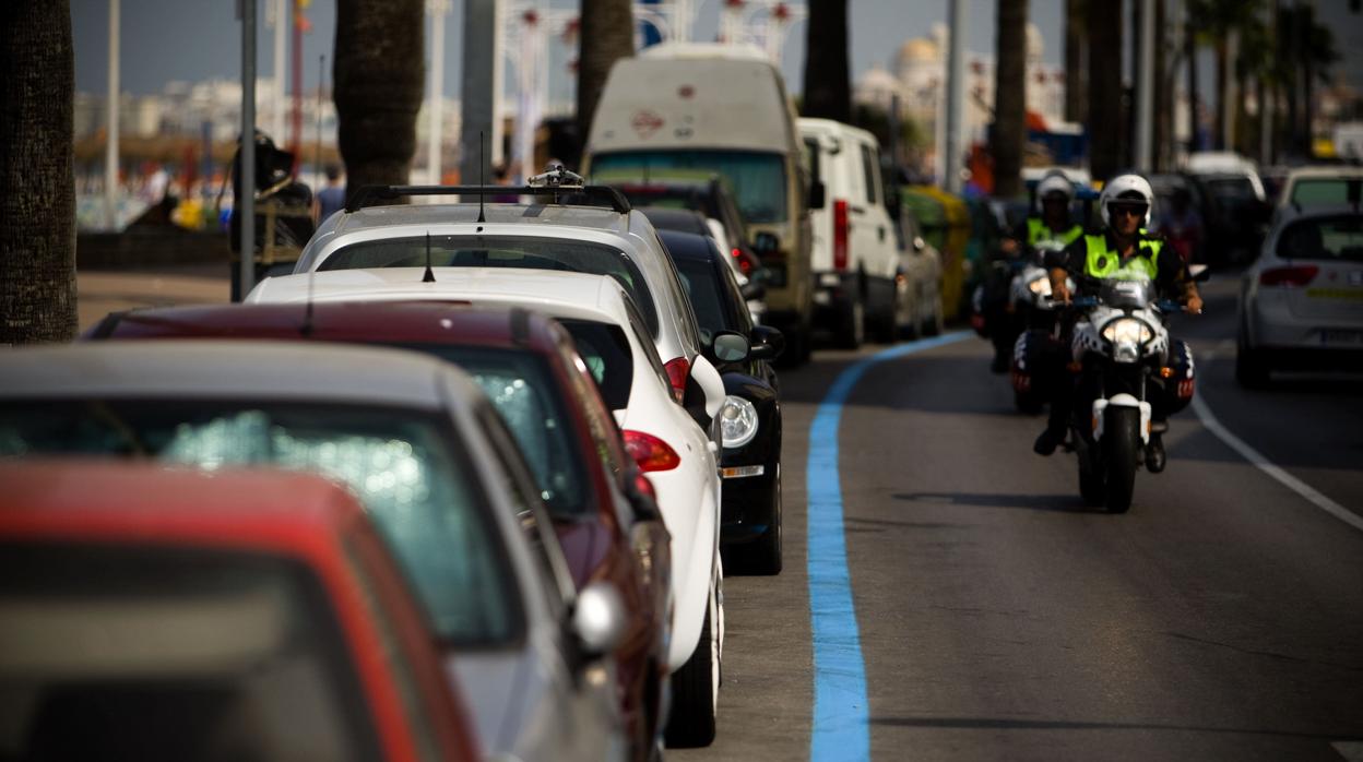 Zona azul y zona naranja junto a la playa en Cádiz.