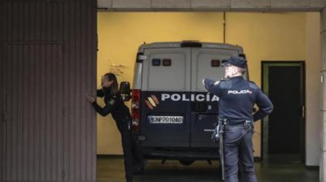 Un furgón de la Policía entra en los juzgados de Dos Hermanas en una imagen de archivo