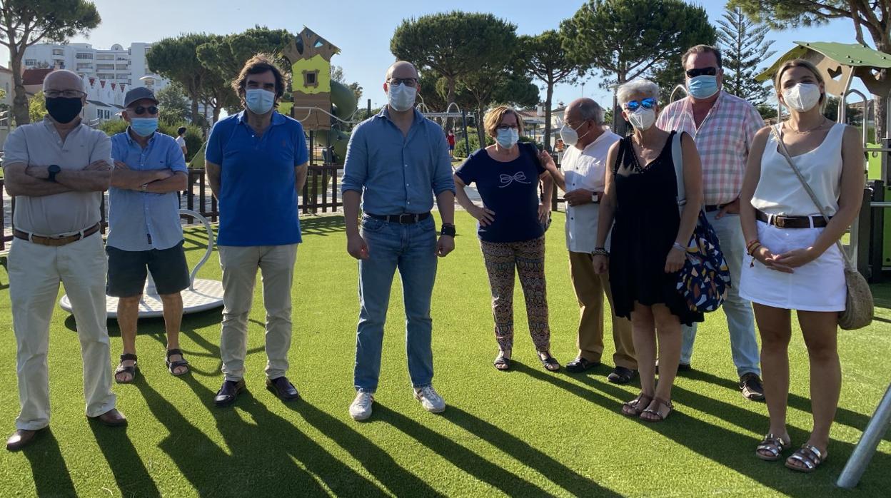 El alcalde, junto a los vecinos, en el parque de la Paz