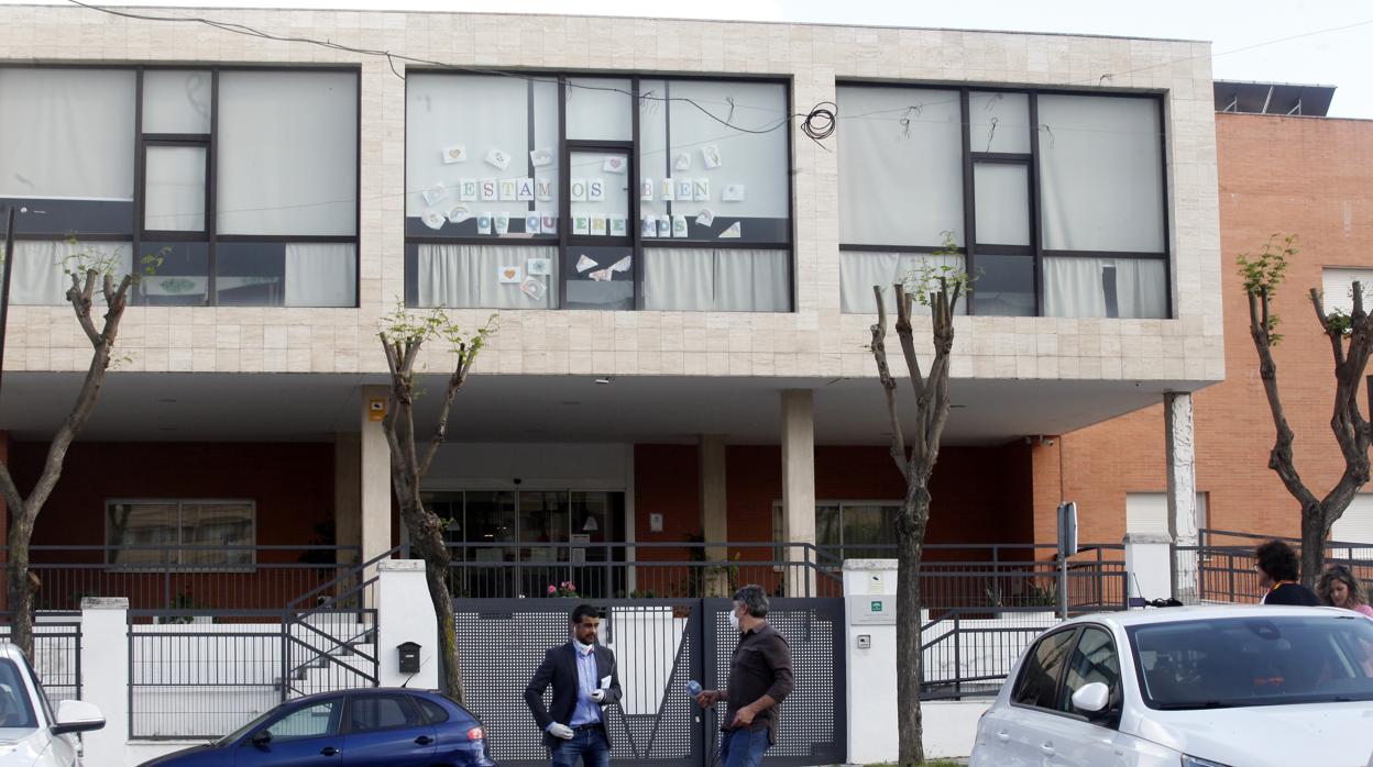 Dos periodistas ante las puertas del centro geriátrico Joaquín Rosillo de San Juan de Aznalfarache