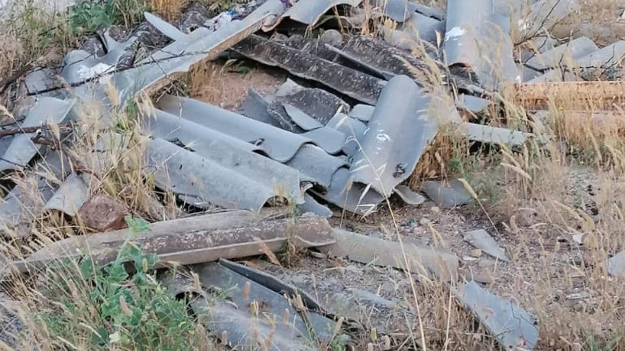 Restos de uralita esparcidos en el solar en Dos Hermanas que se ha convertido en un vertedero ilegal