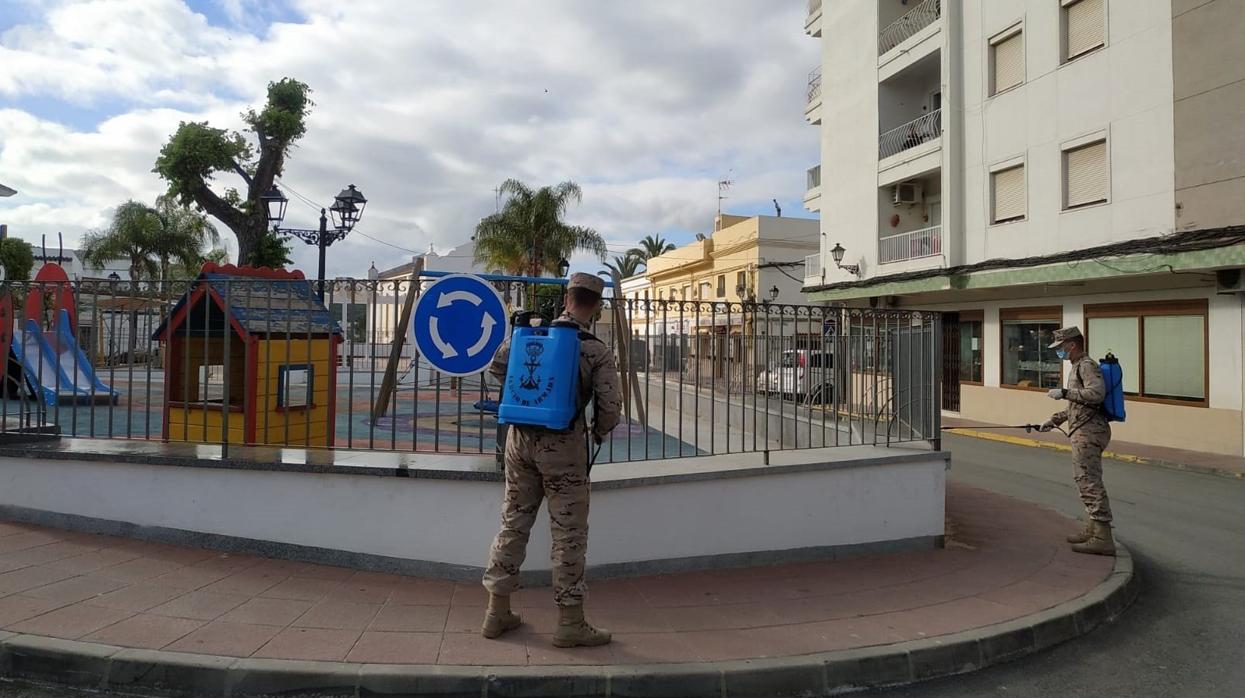 Infantes de Marina en labores de desinfección en una pueblo de Cádiz