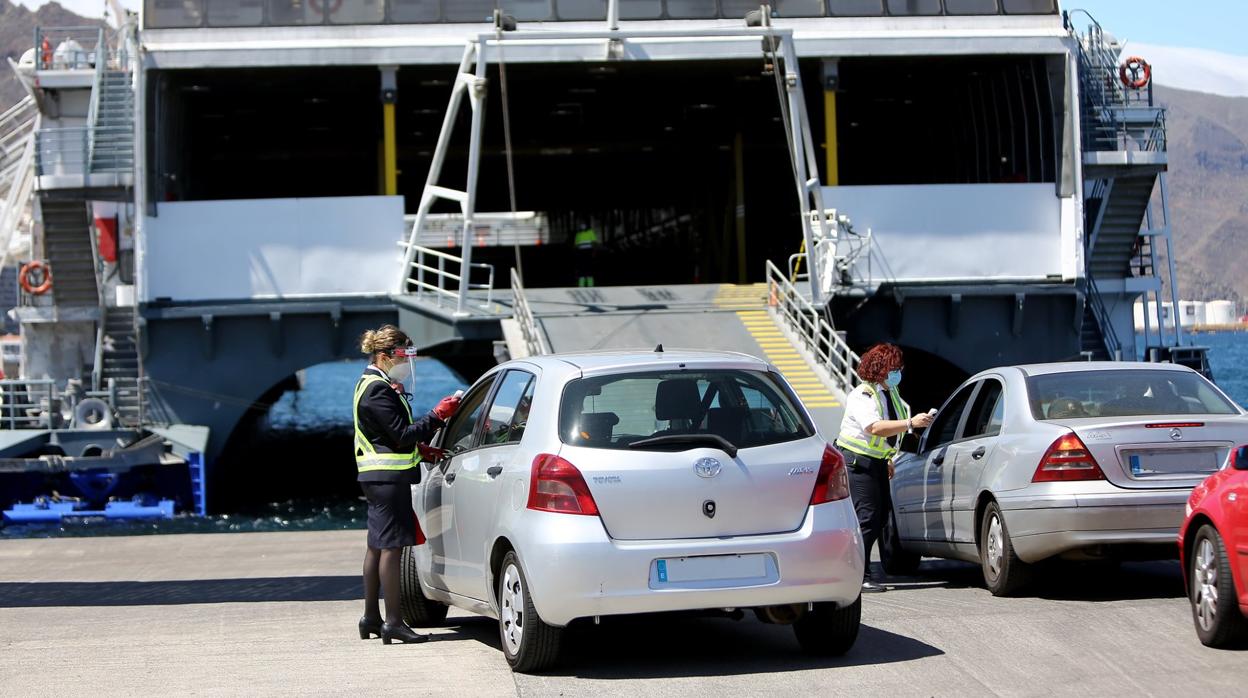 Trabajadoras de la naviera comprobando el correcto acceso y medidas de seguridad de vehículos a los barcos.