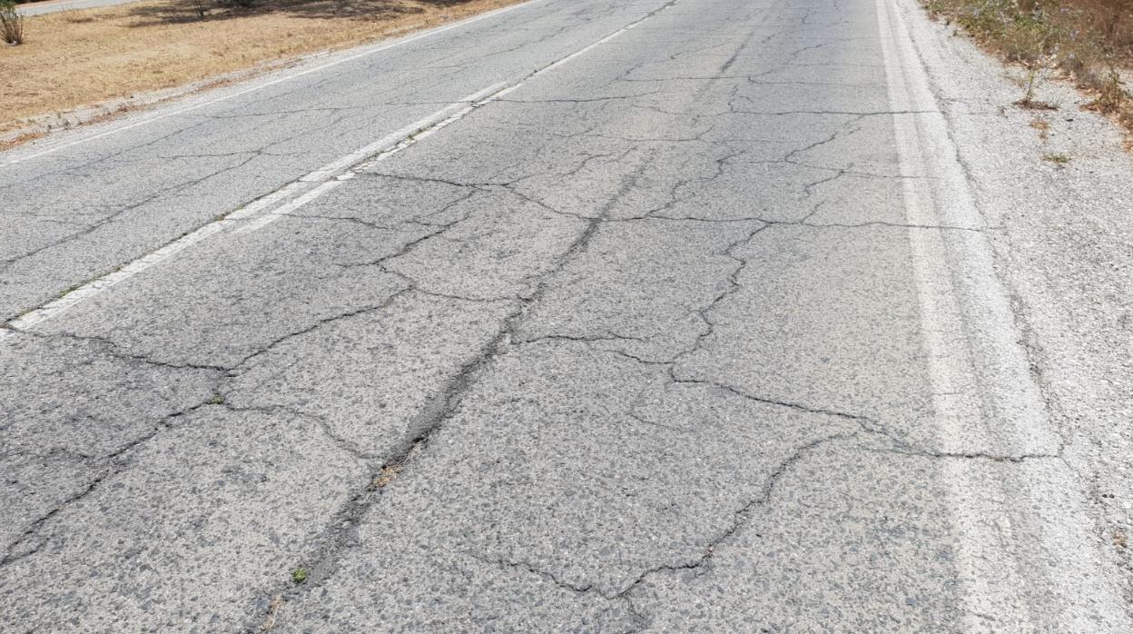 Grandes grietas y baches en ciertos tramos de la N-340 en Pelagatos