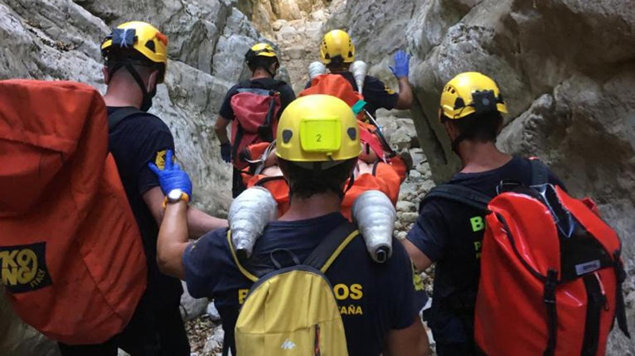 Bomberos del Consorcio Provincial, durante la intervención.