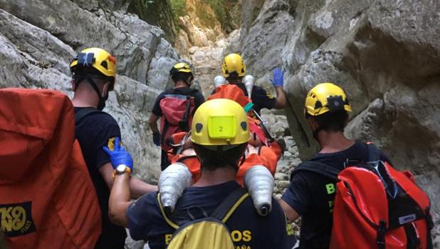 Rescatan a una mujer accidentada en la Garganta Verde de Zahara de la Sierra