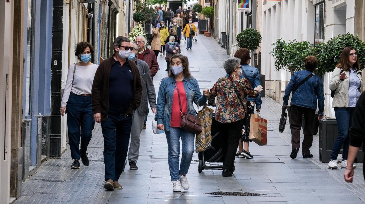 Gaditanos caminan con mascarillas en Cádiz capital.