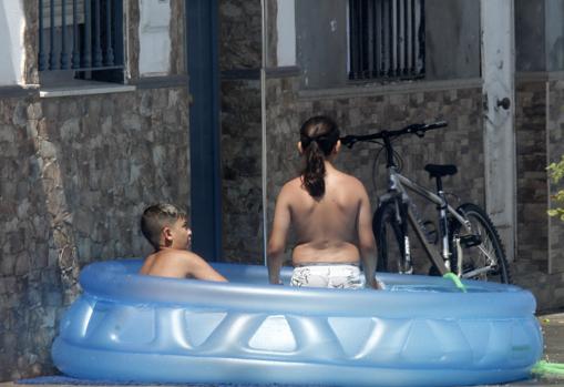 Varias familias han colocado piscinas de plástico en la acera