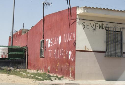 La pintada con un mensaje al alcalde de Dos Hermanas