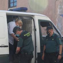 La acusada baja del furgón de La Benemérita para encarar el juicio en la Audiencia Provincial de Cádiz.