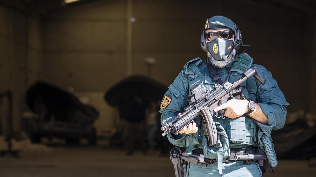 Imagen de archivo de un agente de la Guardia Civil en una operación contra el narcotráfico