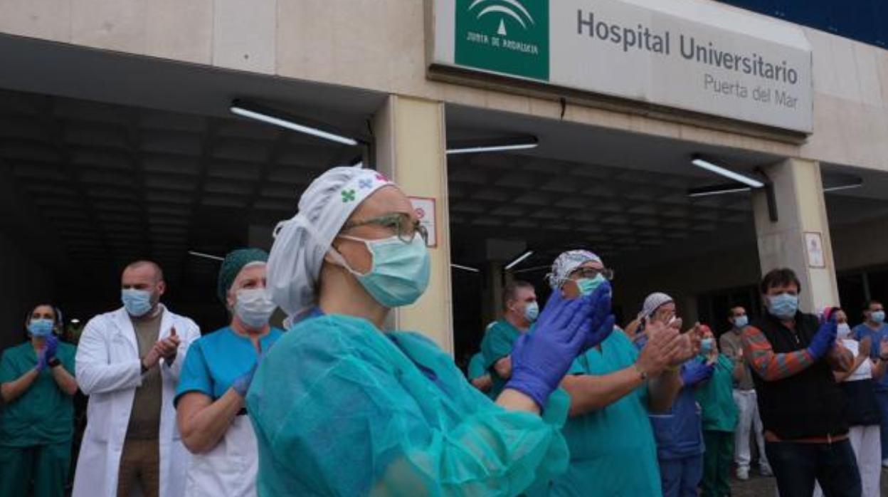 Profesionales sanitarios aplauden en la entrada de Puerta del Mar