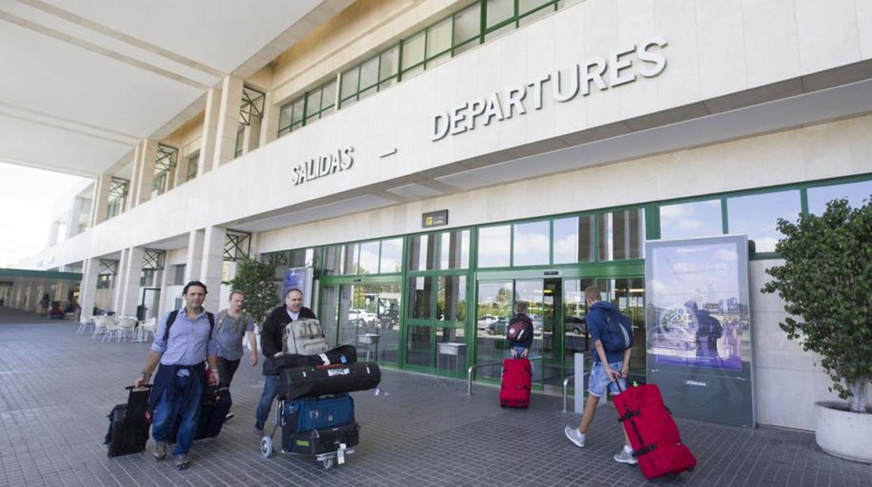 Un grupo de pasajeros, a la salida del aeropuerto de Jerez.