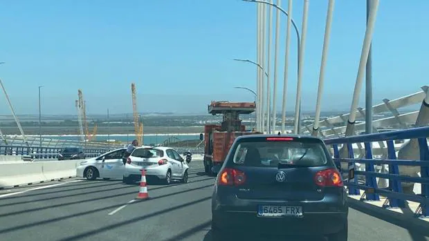 Accidente en el segundo puente de Cádiz en plena hora punta