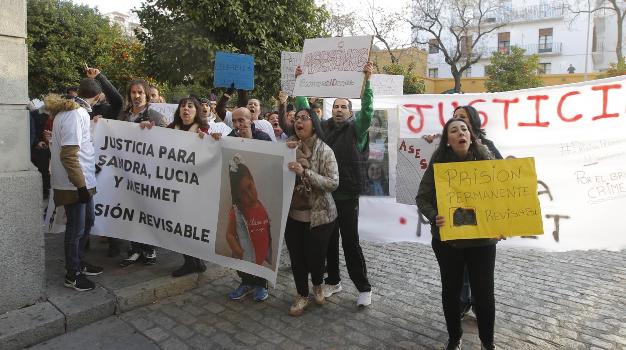 Imagen de archivo de una protesta en los juzgados pidiendo justicia por el triple crimen de Dos Hermanas