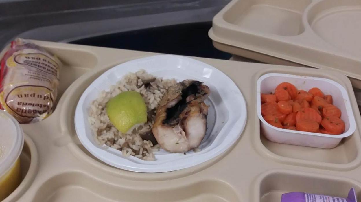 Bandeja con la cena elaborada por el cátering externo al Hospital Puerta del Mar