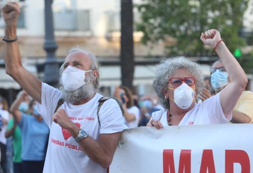 Cientos de personas rinden homenaje en Cádiz a las víctimas del coronavirus