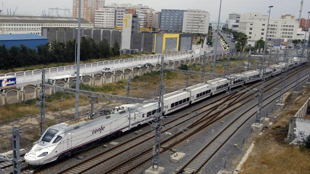 Renfe refuerza con 1.300 plazas los trenes Sevilla-Cádiz este fin de semana: consulta los nuevos horarios