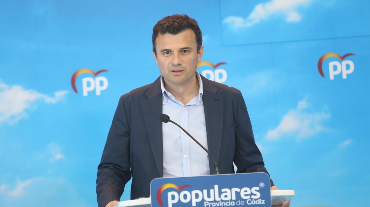 El nuevo secretario general del PP de Cádiz, Bruno García, durante la rueda de prensa.