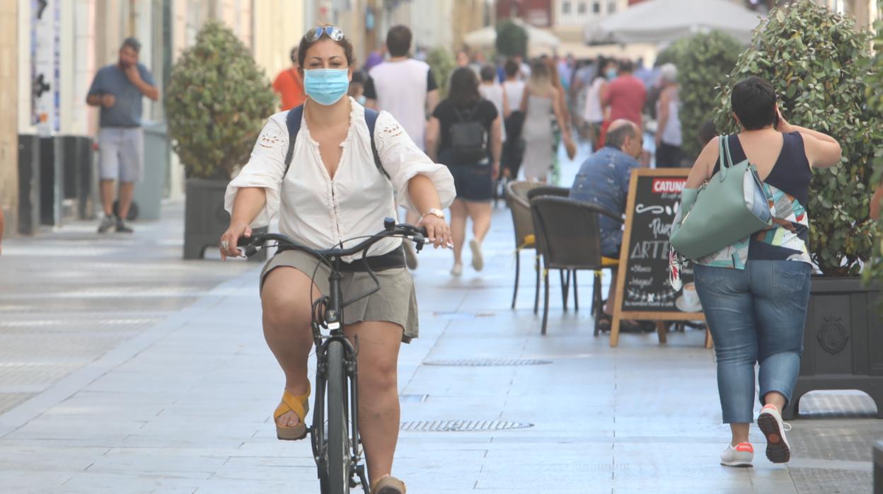 La mascarilla, indispensable en el día a día de los gaditanos