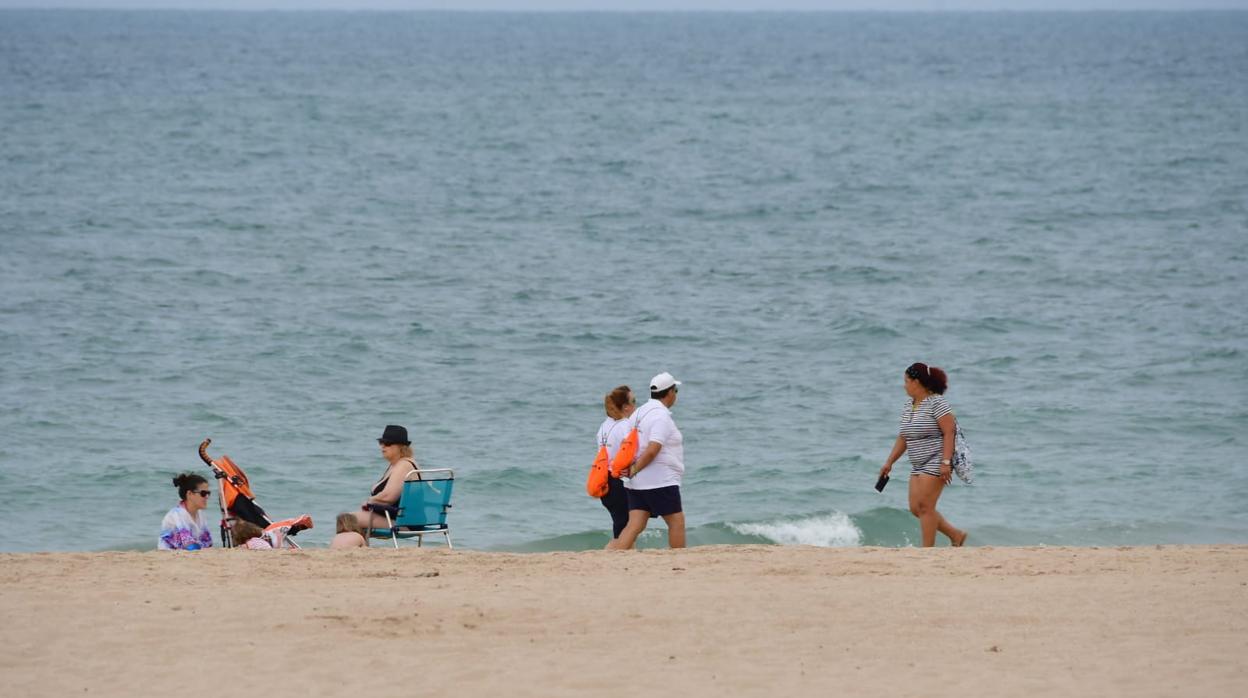 Una pareja de vigilantes controla las playas de Cádiz en el verano del coronavirus.