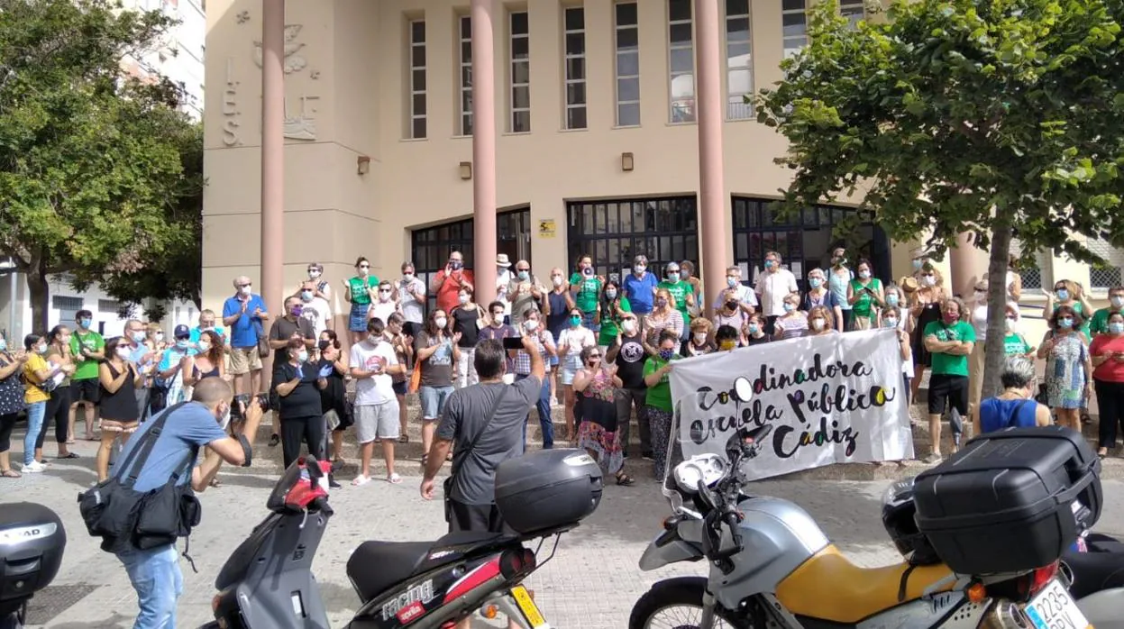 Los vecinos reclaman una línea más en los institutos Rafael Alberti y San Severiano de Cádiz