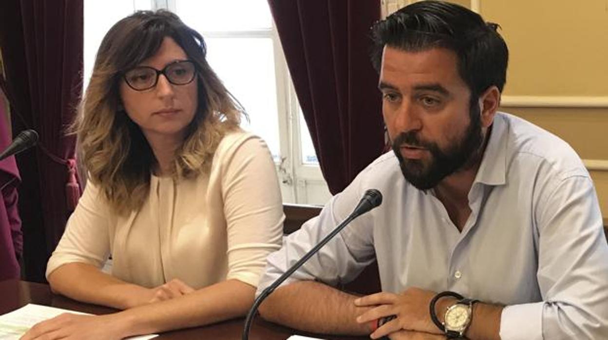 Victoria Rodríguez (izq) y Fran González (der), durante una rueda de prensa cuando ambos eran concejales del Ayuntamiento de Cádiz.