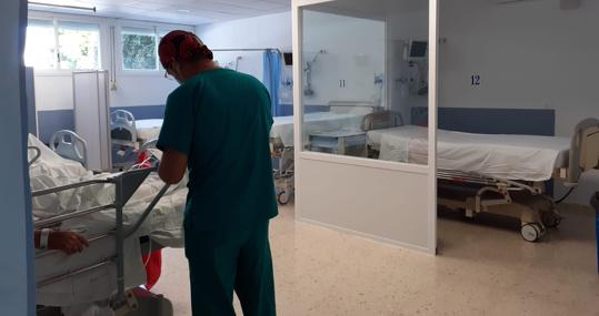 Un sanitario, en el interior del Hospital de Puerto Real.