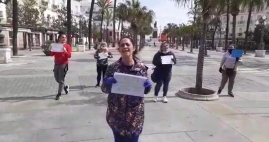 Mujeres protestando en el Ayuntamiento en pleno Estado de Alarma.