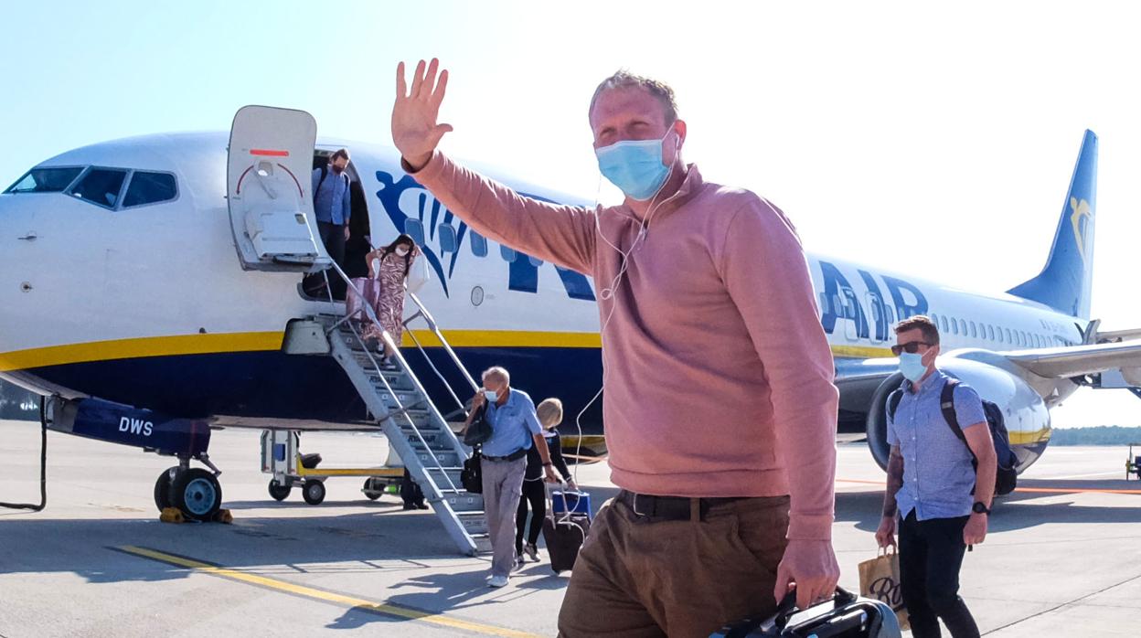 Turistas llegando al aeropuerto de Jerez desciende del avión con sus mascarillas.