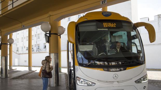 Los pueblos de la Sierra Morena de Sevilla reivindican más autobuses para conectar con la capital