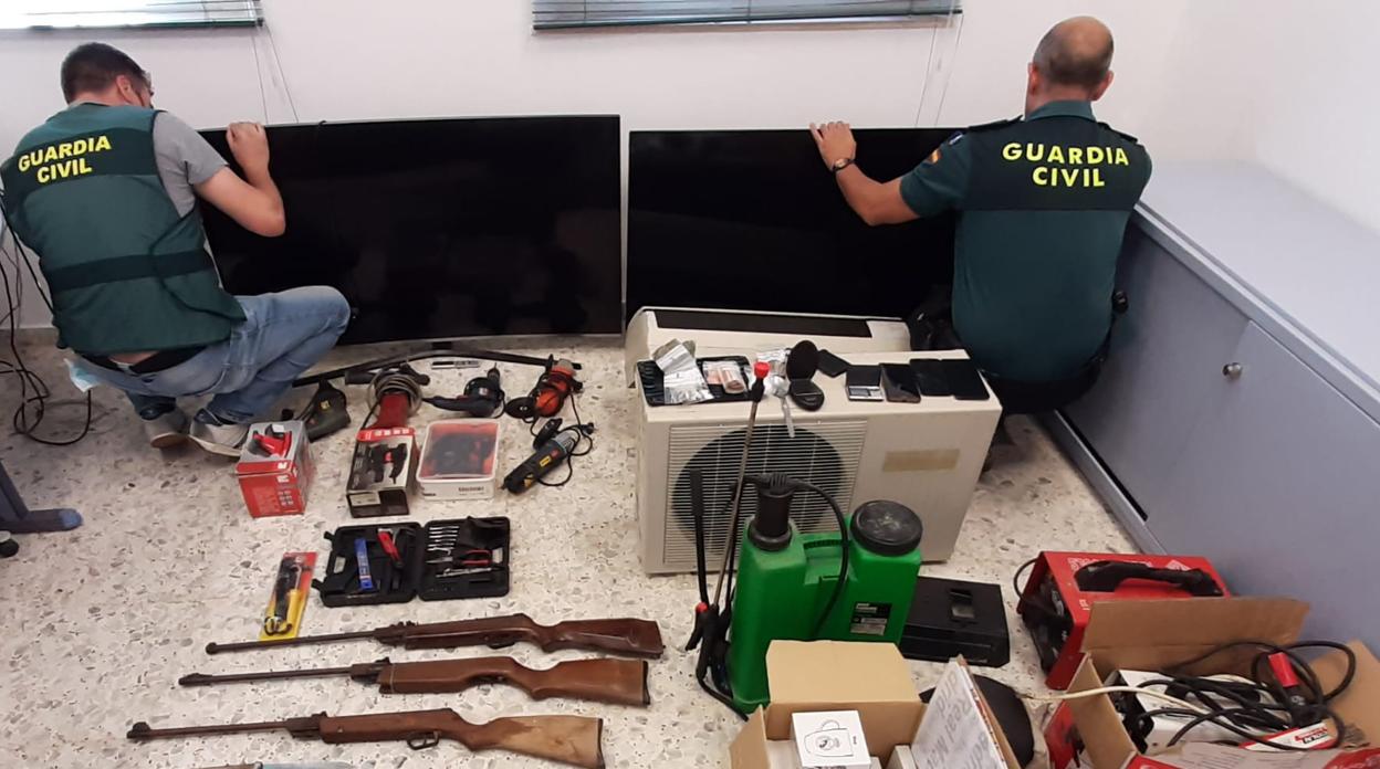 Los agentes aprehendieron diferentes sustancias, así como varias armas que los detenidos intercambiaban con los toxicómanos