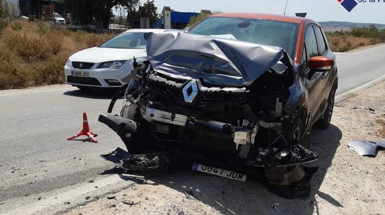 Chocan en la carretera de Arcos un turismo y un camión