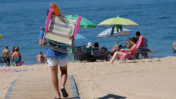 La marea alta cierra durante dos horas las playas de Punta Candor y Galeones en Rota