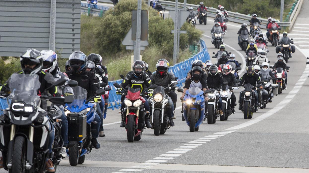 Decenas de motoristas, en los alrededores del Circuito en el Gran Premio de 2019.