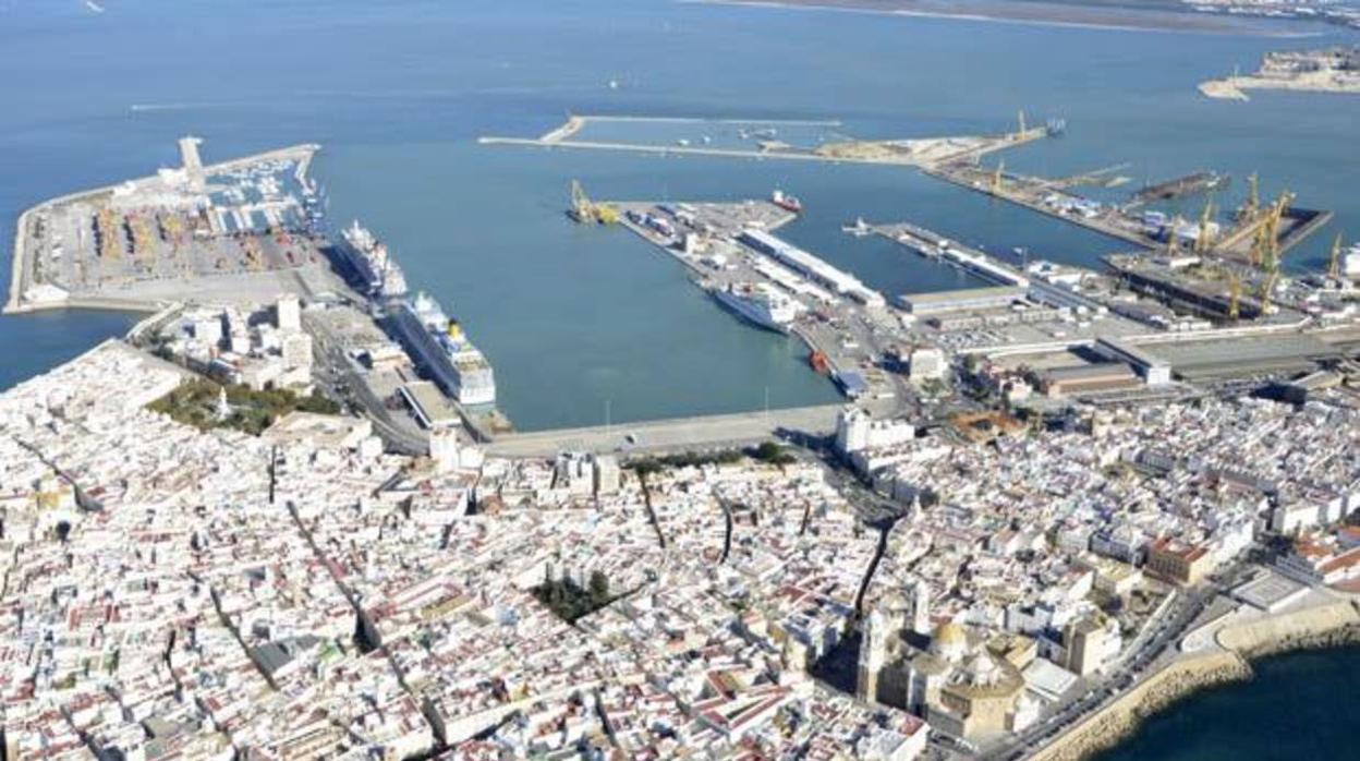 Vista aérea del puerto de Cádiz, en una imagen de archivo.