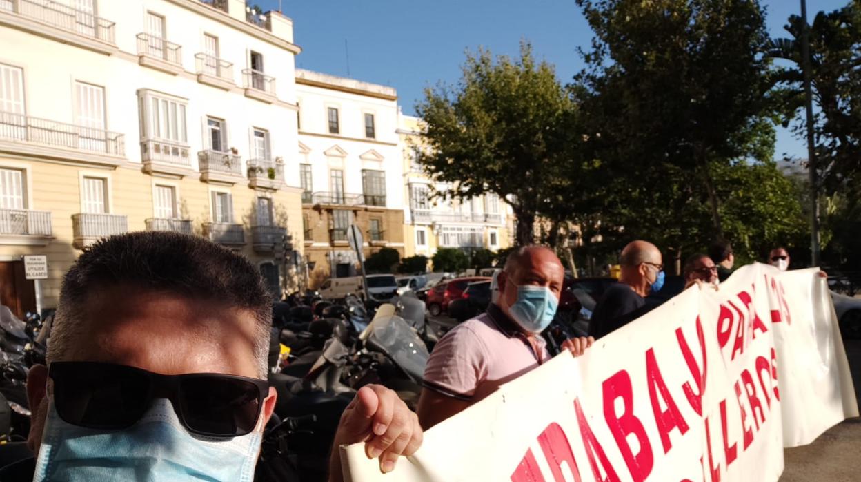 Los trabajadores de Navantia han desplegado una pancarta en la entrada de Diputación