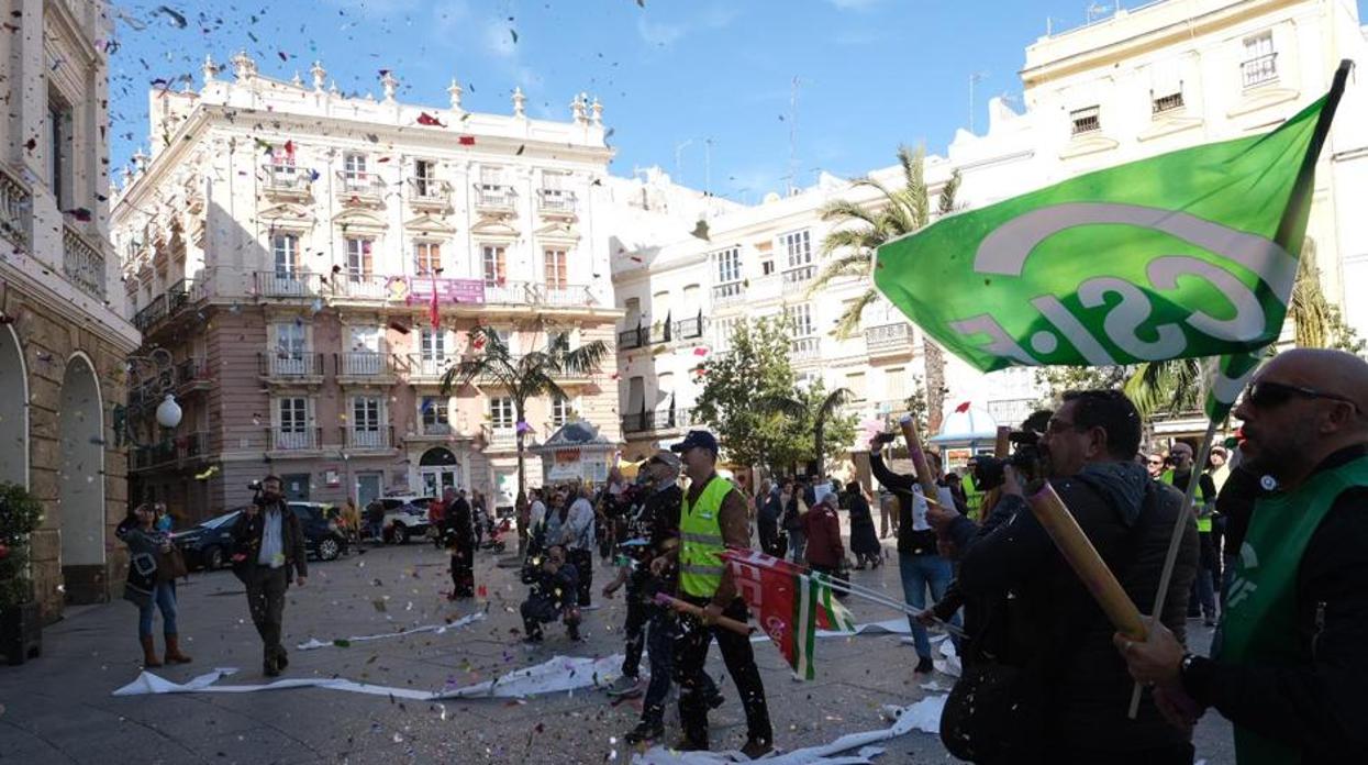 Portestas de los sindicatos de la Policía Local los pasados carnavales ante el Ayuntamiento.