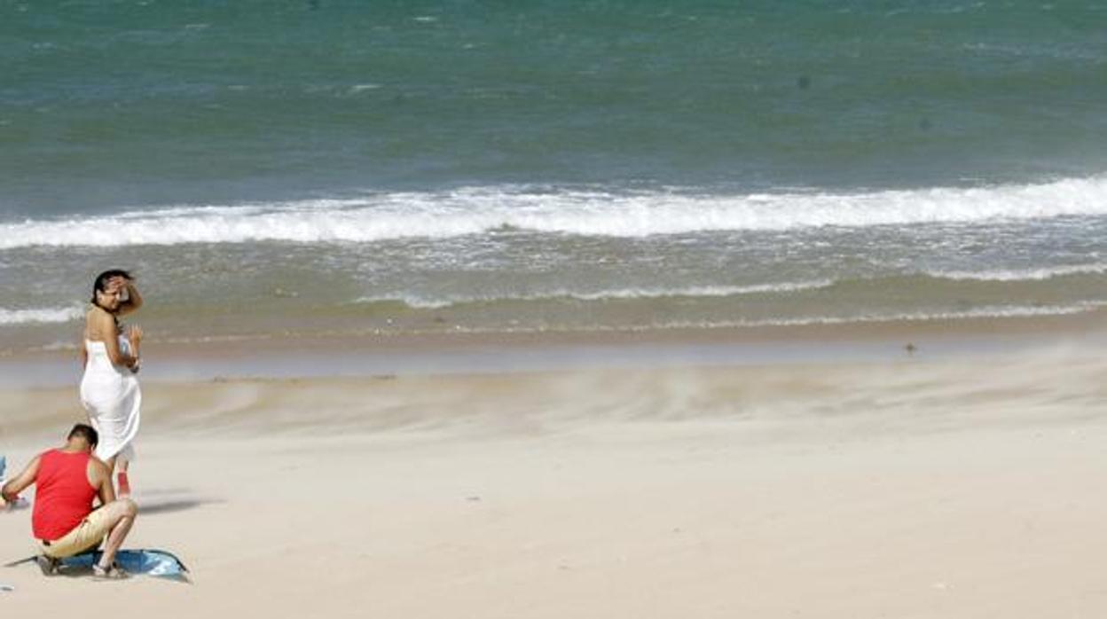 El fuerte viento en el litoral dificultará el disfrute de la playa.