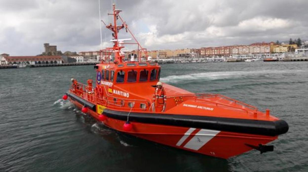 Imagen de archivo de uno de los barcos de Salvamento Marítimo que opera en el Estrecho de Gibraltar.