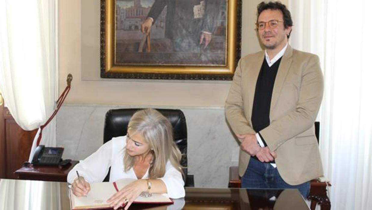 Imagen de la primera visita de trabajo de la Consejera al Ayuntamiento de Cádiz, el pasado 20 de febrero.