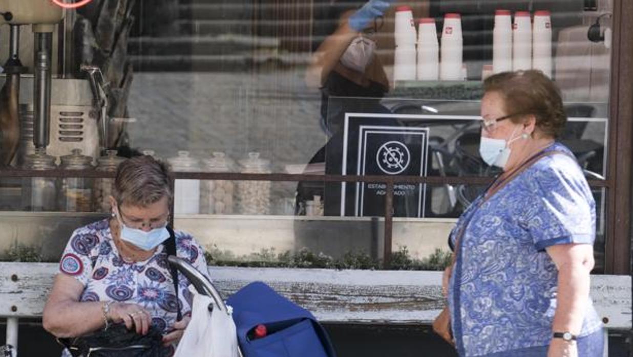 Dos señoras con sus mascarillas en una calle del centro de Cádiz.