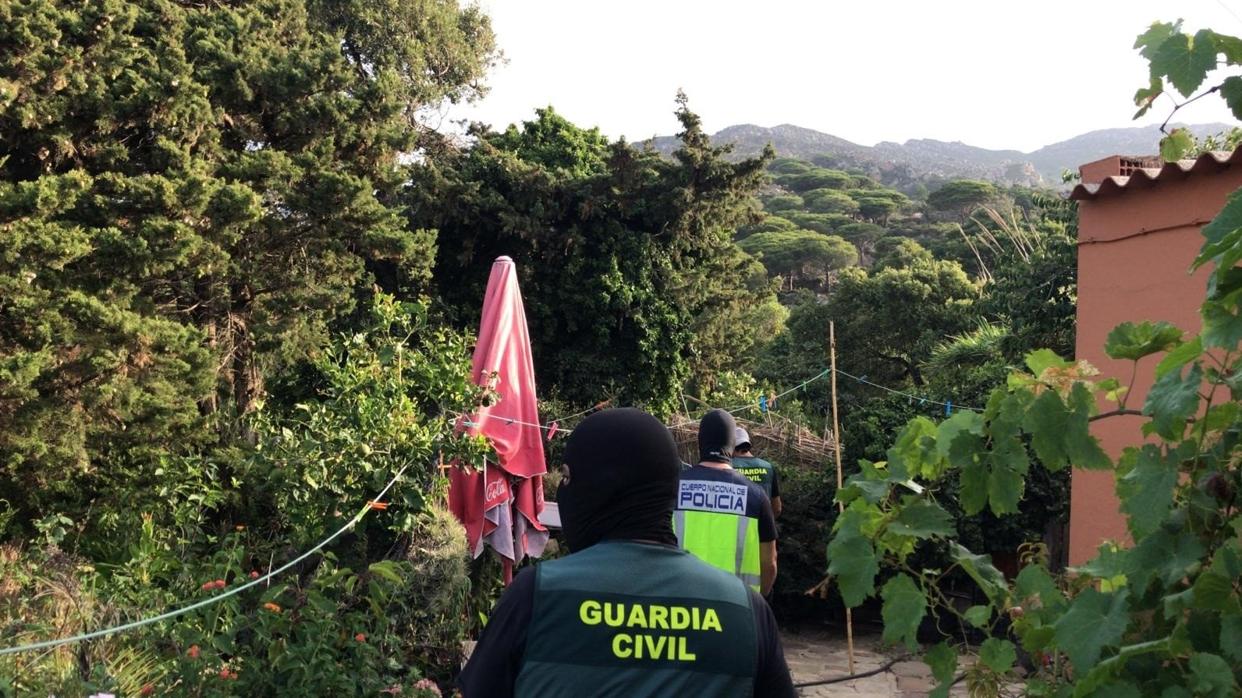 Registros de la Guardia Civil en una de las fincas de Tarifa.